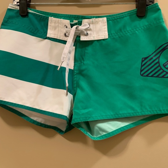 ROXY VINTAGE LOW RISE GREEN AND WHITE SHORT SHORTS - SIZE 3 (SMALL) - Picture 6 of 9